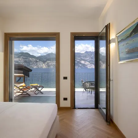 Locchi With Private Pier Vila