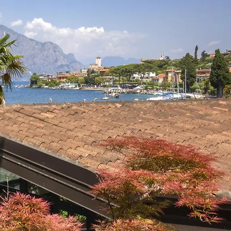 Locchi With Private Pier Vila